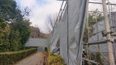 京都聾学校のブロック撤去足場